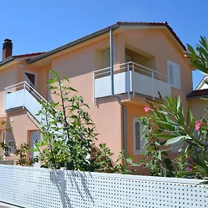 apartment-klara-krk.primorje-gorskikotar.com/