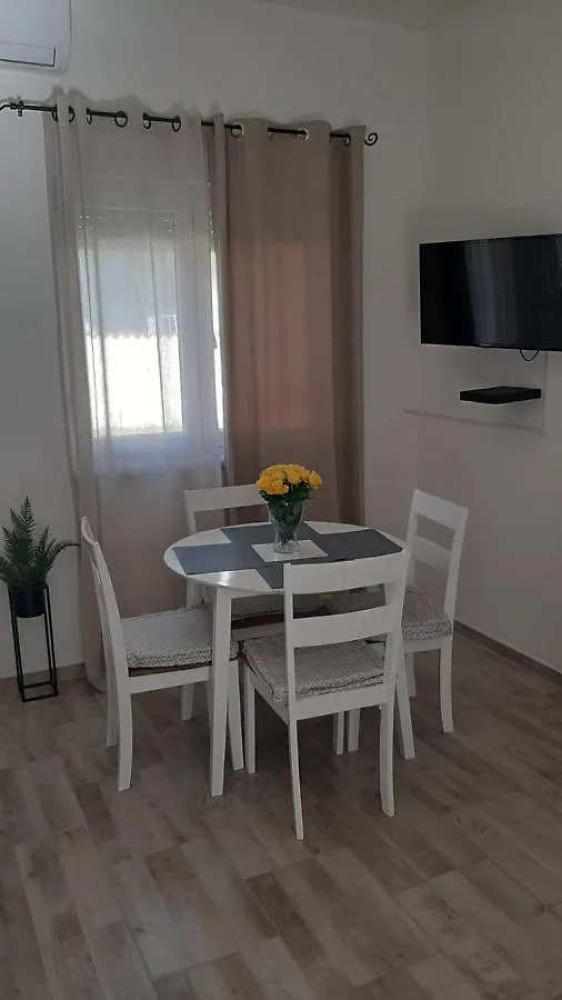 Apartmani Alma Пула 0*,